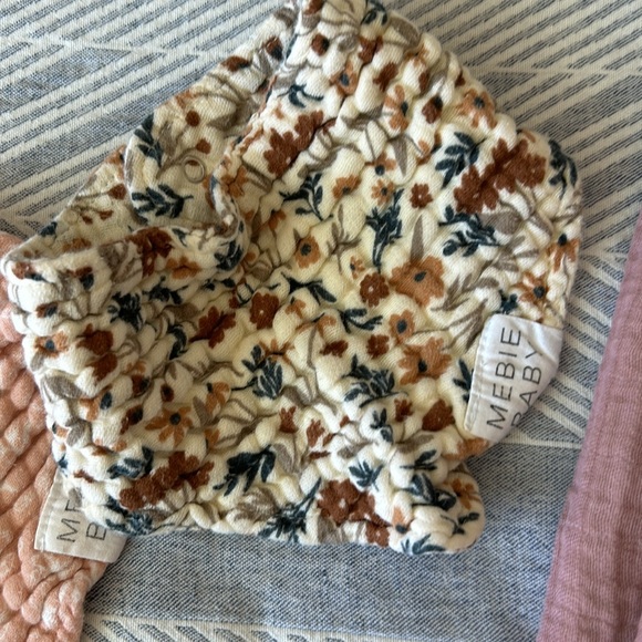 Mebie Baby Bibs & Swaddle Blanket - Picture 3 of 4